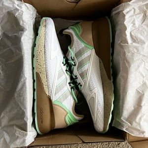 White Adidas Star Wars Mandalorian ZX Mudhorn
9.5 • New with tags